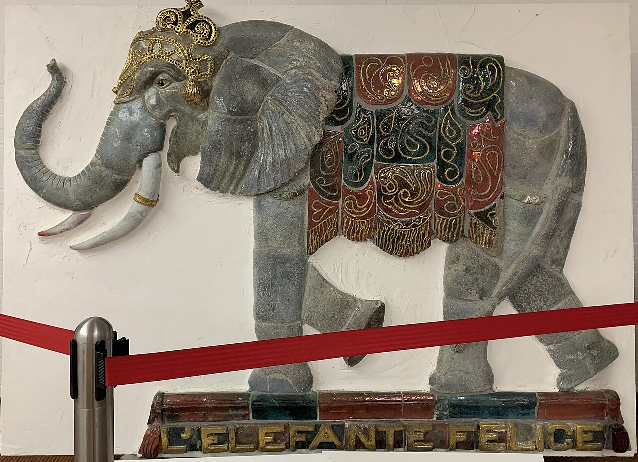 De Gelukkige Olifant, a ceramic relief by Judith Laqueur-Révész